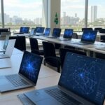 Sala comunitária nas periferias do DF com equipamentos para oficinas gratuitas de IA, representando o Projeto Brasil.IA.