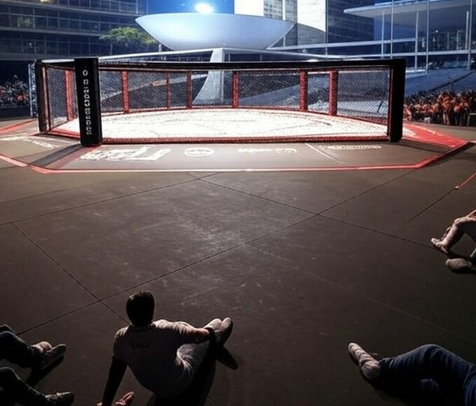 Octógono de MMA vazio em arena de Brasília, representando evento da LFA apoiado pelo governador Ibaneis Rocha.