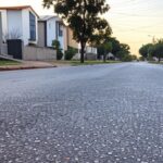 Rua em Vicente Pires com viatura policial após agressão a adolescente por discussão sobre chiclete, vítima em UTI.