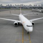 Avião da Gol em aeroporto de São Paulo, representando o legado do fundador Constantino Junior falecido por câncer.