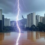 Raio atingindo palanque em ato político na praça de Belo Horizonte durante tempestade.
