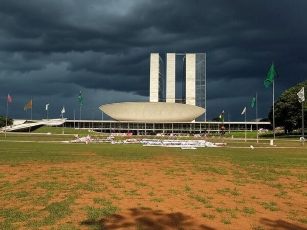 Esplanada dos Ministérios em Brasília com marcas de raio e itens de manifestação sob céu nublado.