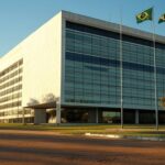 Palácio do Buriti em Brasília com bandeiras do Brasil, simbolizando aumento de elogios a servidores do GDF.