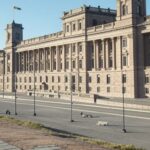 Edifício do Parlamento Sueco, representando proposta de redução da idade penal para 13 anos em crimes graves.