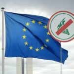 Bandeira da UE e símbolo da Guarda Revolucionária do Irã com sinal de proibição em praça de Brasília, representando sanções.