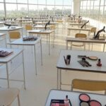 Sala de aula com equipamentos de beleza em prédio do GDF em Brasília, representando cursos gratuitos para mulheres no DF.