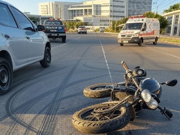 Cena de atropelamento na Avenida do Hospital no Gama, com motocicleta caída e veículos de emergência.