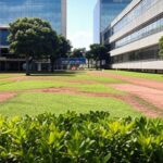 Campus da UnDF em Brasília com edifícios e sinalização de inscrições para vagas remanescentes em cursos de graduação.