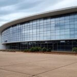 Edifício governamental em Brasília com calendário vazio, simbolizando críticas à folga de aniversário para servidores do DF por custos e desigualdades.