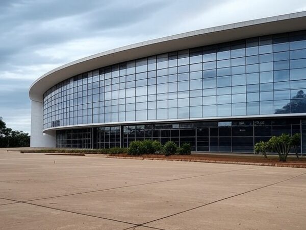 Edifício governamental em Brasília com calendário vazio, simbolizando críticas à folga de aniversário para servidores do DF por custos e desigualdades.