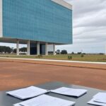 Edifício da Caesb em Brasília sob céu nublado, representando controvérsias em concurso público.