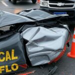 Engavetamento na EPNB em Riacho Fundo, com carros colididos e faixas interditadas por viaturas da polícia.