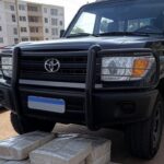 Viatura da polícia em blitz no Gama com carregamento de drogas apreendido em carro parado.