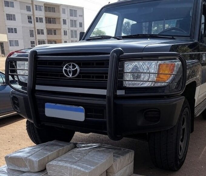 Viatura da polícia em blitz no Gama com carregamento de drogas apreendido em carro parado.