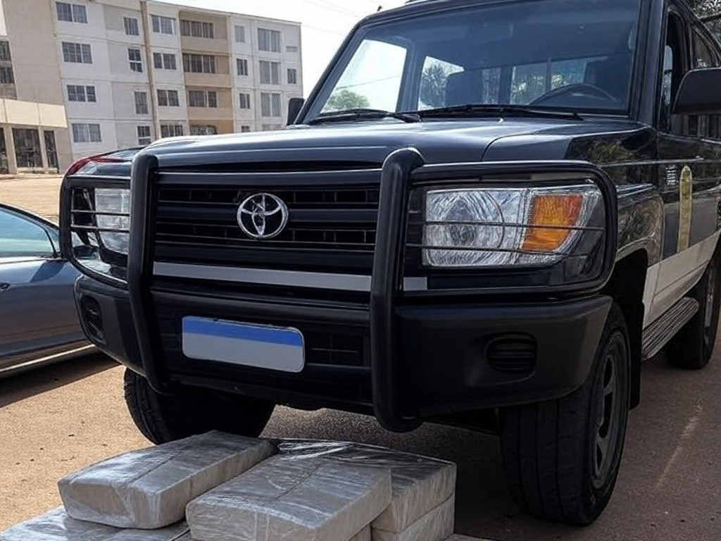 Viatura da polícia em blitz no Gama com carregamento de drogas apreendido em carro parado.