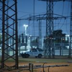 Subestação elétrica no DF com cabos furtados e viatura policial, cena de tentativa de furto em Brasília.