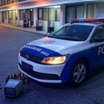 Viatura da polícia em frente a motel no Núcleo Bandeirante após tentativa de furto de TV e itens de frigobar.