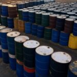 Barris de petróleo em porto brasileiro simbolizando fim de suprimentos da Venezuela para Cuba e sugestão de acordo por Trump.