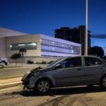 Cena de acidente em rua de Brasília com viatura da PMDF e marcas de pneus no asfalto.