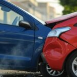 Colisão entre veículos em rua do Gama, com carros danificados e detritos, representando acidente de trânsito no Distrito Federal.