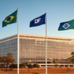 Prédio administrativo em Brasília representando divulgação de selecionados para o Programa Preparação DF pela Sedet-DF, com matrículas iniciando.