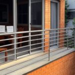 Sala de capacitação para mulheres em centro comunitário de Brasília, com materiais educativos e vista da cidade.