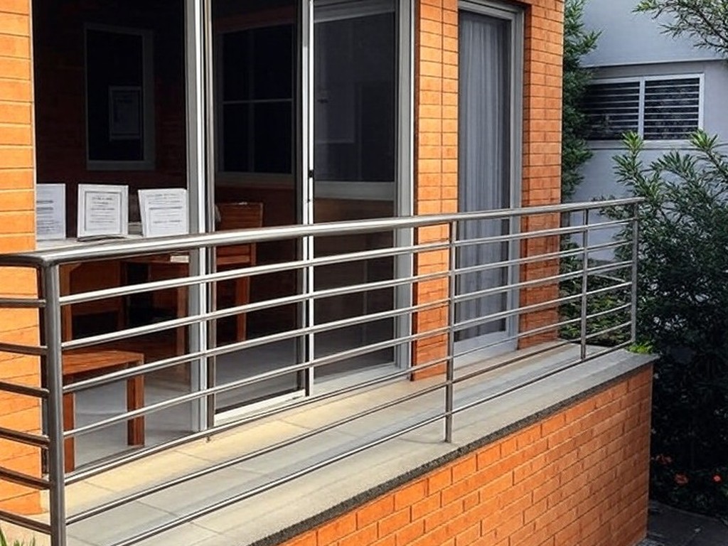 Sala de capacitação para mulheres em centro comunitário de Brasília, com materiais educativos e vista da cidade.