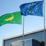 Bandeiras da UE e Mercosul em frente ao Palácio do Itamaraty em Brasília, simbolizando acordo de livre-comércio.