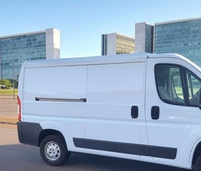 Van de atendimento itinerante da Neoenergia em rua de Brasília, com arquitetura moderna ao fundo.