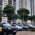 Condomínio residencial no Gama com viaturas da Polícia Militar, indicando incidente de violência doméstica.