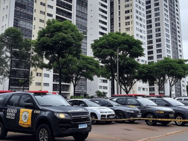 Condomínio residencial no Gama com viaturas da Polícia Militar, indicando incidente de violência doméstica.