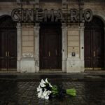 Cinema clássico no Rio de Janeiro com buquê de flores em luto por astro de O Poderoso Chefão.