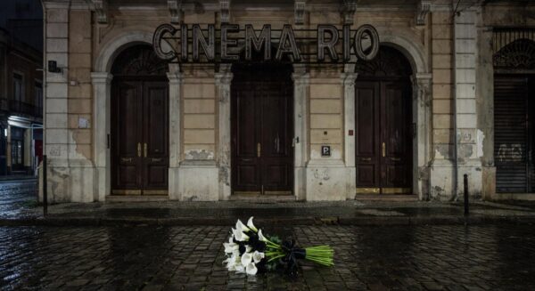 Cinema clássico no Rio de Janeiro com buquê de flores em luto por astro de O Poderoso Chefão.
