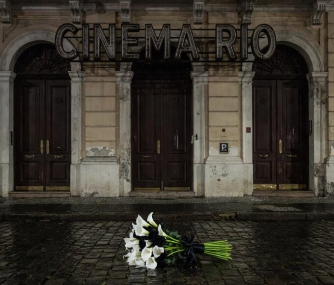 Cinema clássico no Rio de Janeiro com buquê de flores em luto por astro de O Poderoso Chefão.
