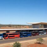 Ônibus intermunicipais em rodoviária de Brasília, representando reajuste de 2,5% nas passagens entre DF e Entorno.
