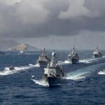 Navios militares do Irã no Estreito de Ormuz durante exercícios e negociações com EUA.