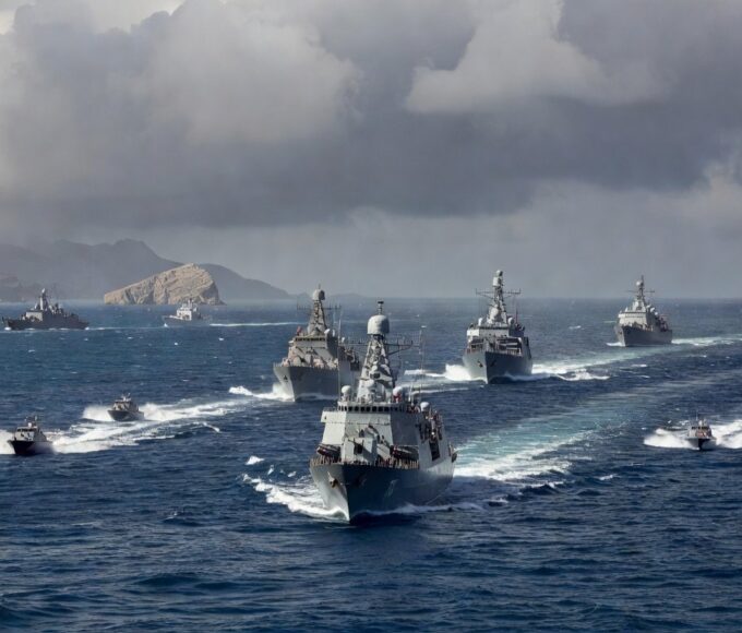 Navios militares do Irã no Estreito de Ormuz durante exercícios e negociações com EUA.