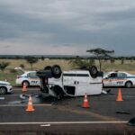 Cena de acidente com van clandestina capotada na BR-020, viaturas da PRF ao redor, paisagem brasileira.