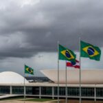 Edifícios da CLDF em Brasília com documentos abandonados, representando falhas na proteção a mulheres e idosos no DF.