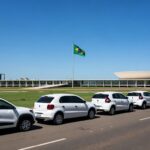 Carros de motoristas de app em fila na rua de Brasília, representando prazo para QR Code com pendências.