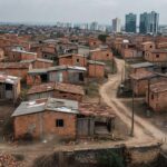Moradias precárias em Recanto das Emas, Distrito Federal, expondo déficit habitacional crônico.