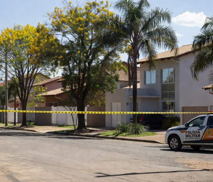 Cena de rua em Gama com fita de isolamento policial e viatura após incidente de esfaqueamento por discussão entre vizinhos.