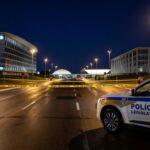 Viatura da polícia do DF perto de estádio olímpico em Brasília durante crise de segurança.