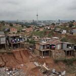 Vista de áreas de risco no Distrito Federal com encostas e construções precárias, afetando quase 3 mil pessoas.