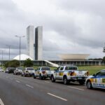 Viaturas da PMDF em operação no Distrito Federal, com arquitetura de Brasília ao fundo.