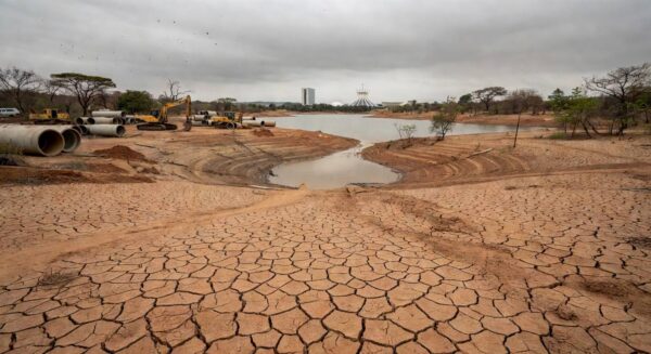 Infraestrutura de saneamento negligenciada em Brasília, com tubulações antigas expostas, representando anos de descaso no DF.