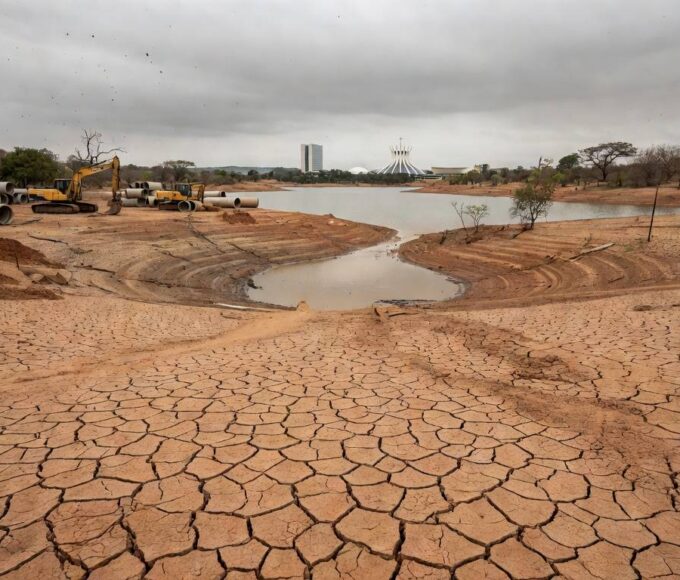 Infraestrutura de saneamento negligenciada em Brasília, com tubulações antigas expostas, representando anos de descaso no DF.