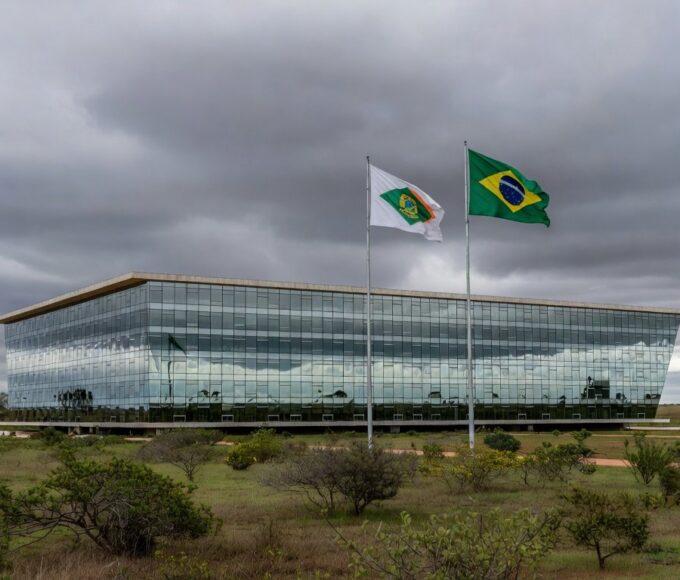 Vista externa da Câmara Legislativa do DF em Brasília, representando discussões sobre capitalização do BRB.