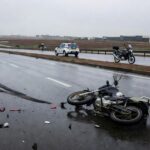 Cena de acidente de trânsito na Epia em Brasília, com veículos danificados e viaturas policiais, sem pessoas.