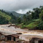 Paisagem da Zona da Mata Mineira com casas danificadas por tragédia, representando aprovação de auxílio para vítimas.